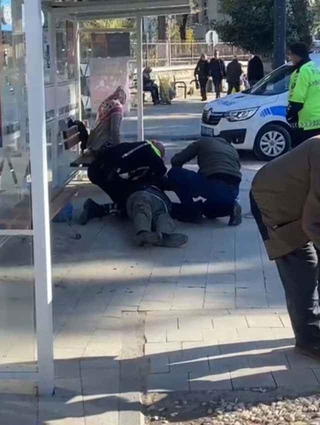 Otobüs durağında yere yığılan yaşlı adamı hayata polis döndürdü