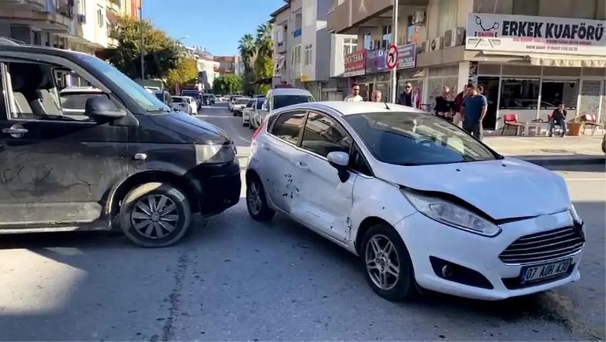 Manavgat'ta trafik kazası yaşandı, yaralanma olmadı.