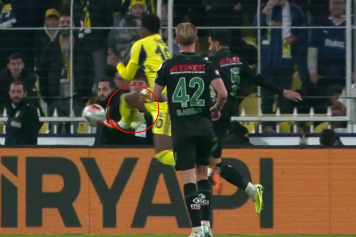 Penaltı mı değil mi? Ünlü yorumcular Duran\'ın pozisyonunda hemfikir oldu