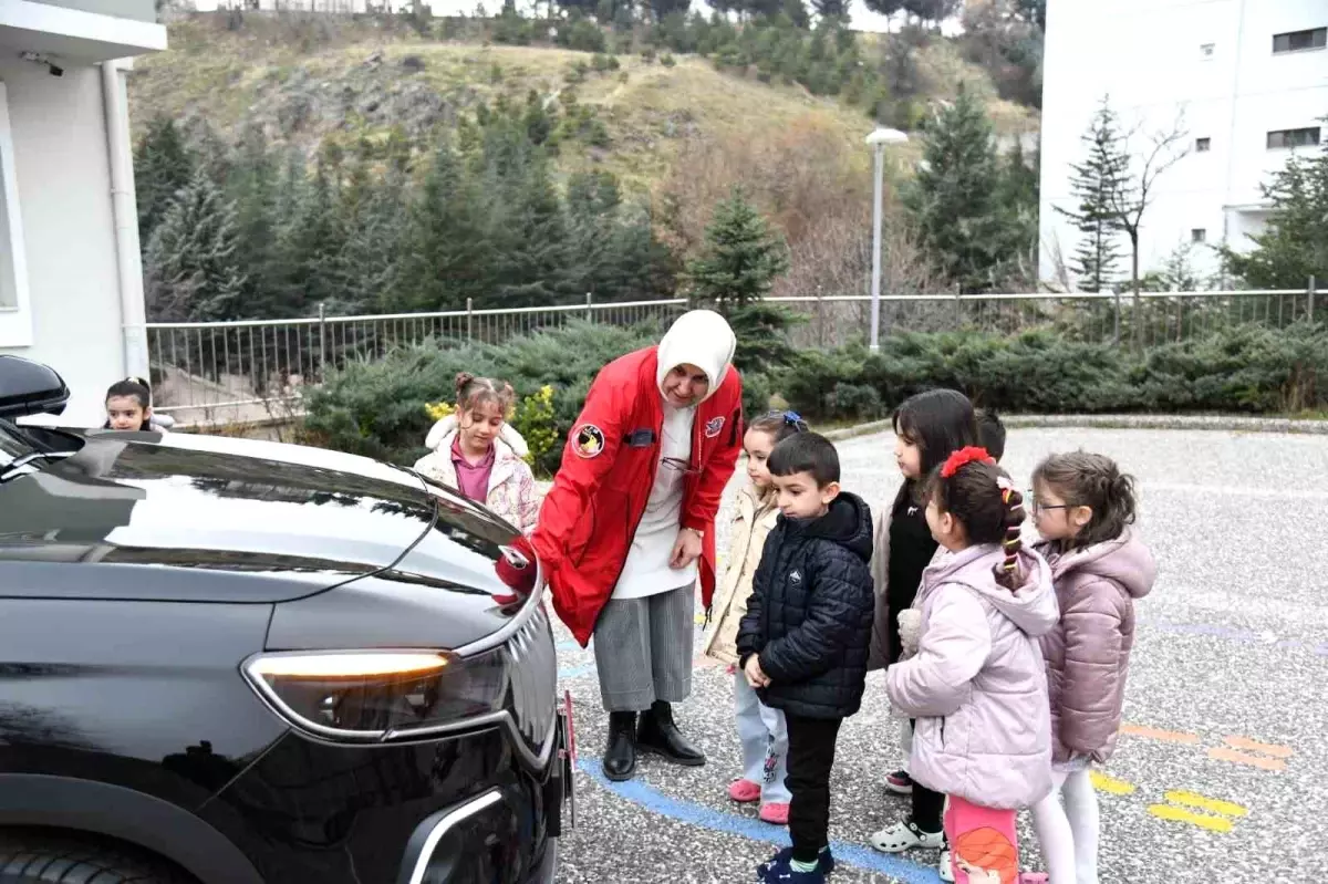 Pursaklar\'da Yerli Malı Haftası kapsamında öğrencilere Togg tanıtıldı