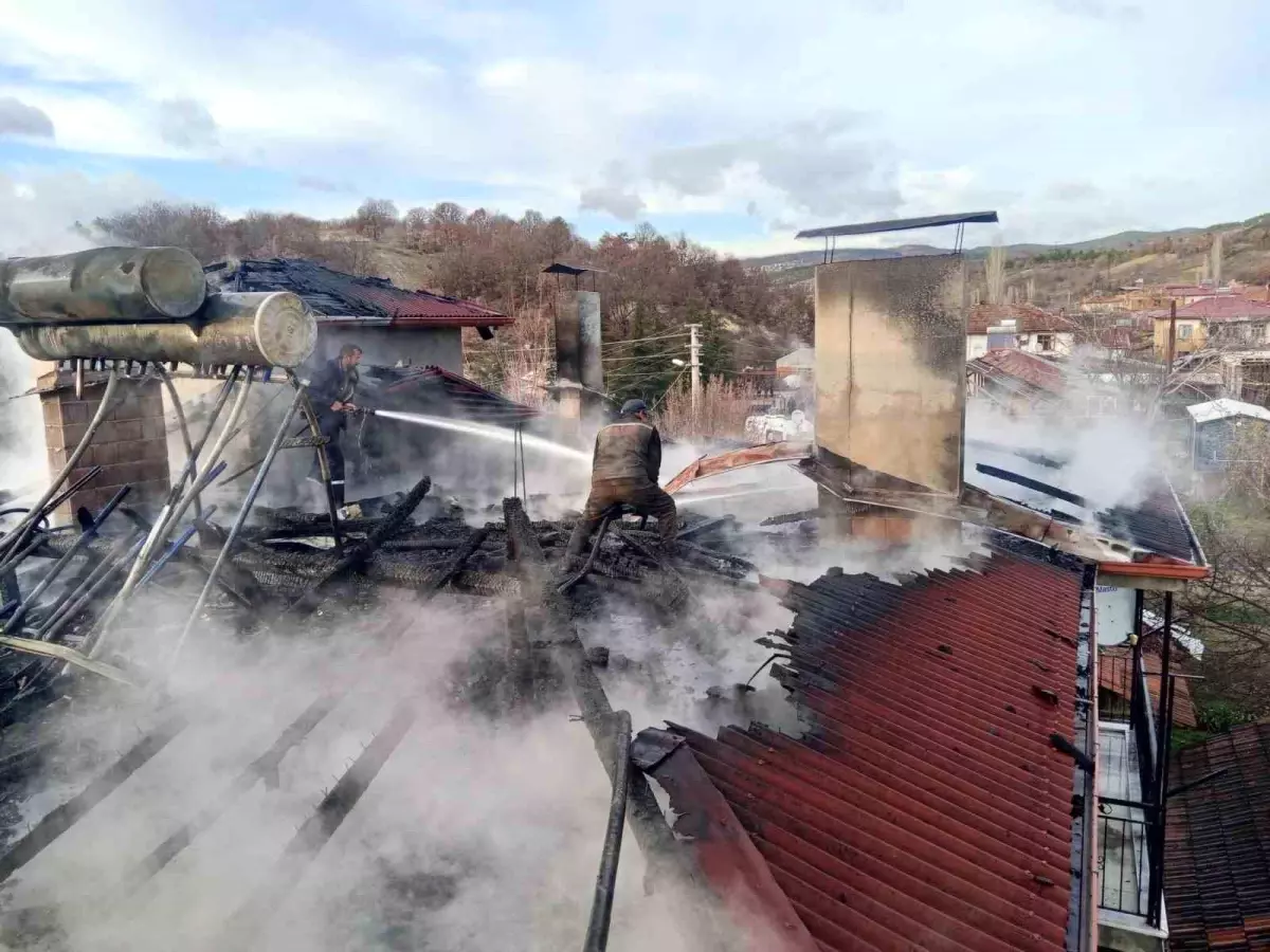 Şaphane\'de çıkan yangında bir evin çatısı hasar gördü