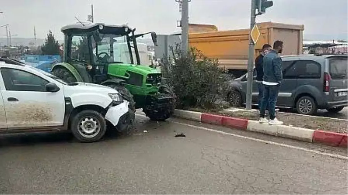 Siirt\'te Traktör-Otomobil Çarpıştı