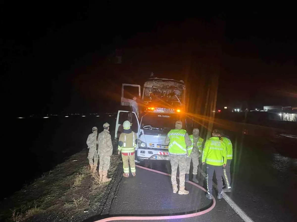 Şırnak\'ta seyir halindeki tır alevlere teslim oldu