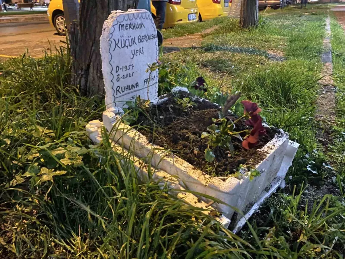 Taksicilerden Berduş İçin Mini Mezarlık