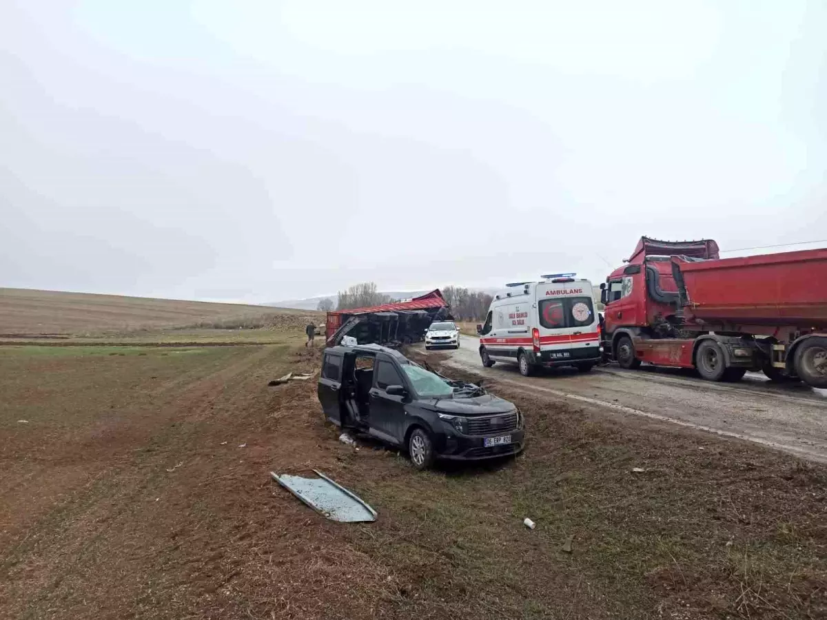 Tır Dorsesi Hafif Ticari Aracın Üzerine Devrildi