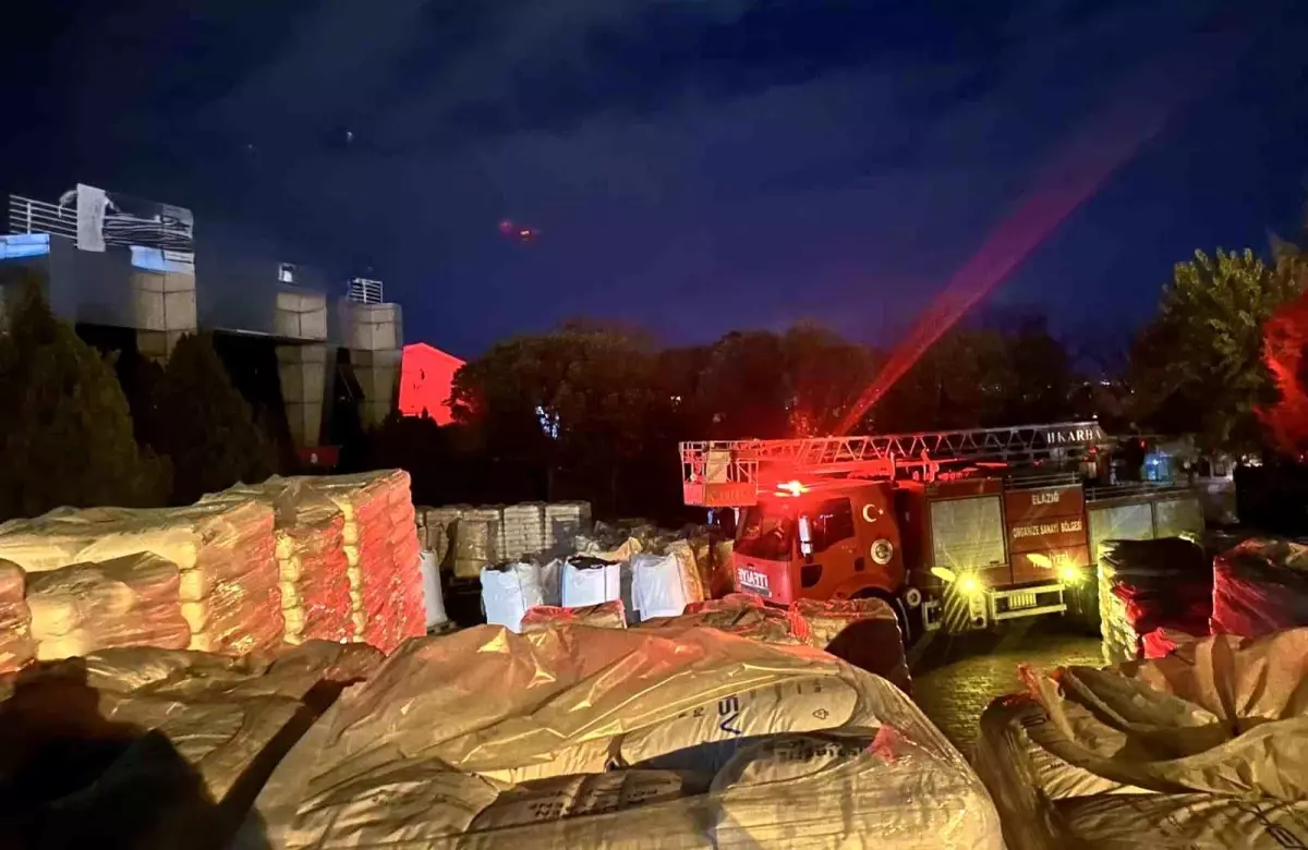 Yalıtım fabrikasında yangın: 16 kişi dumandan etkilendi