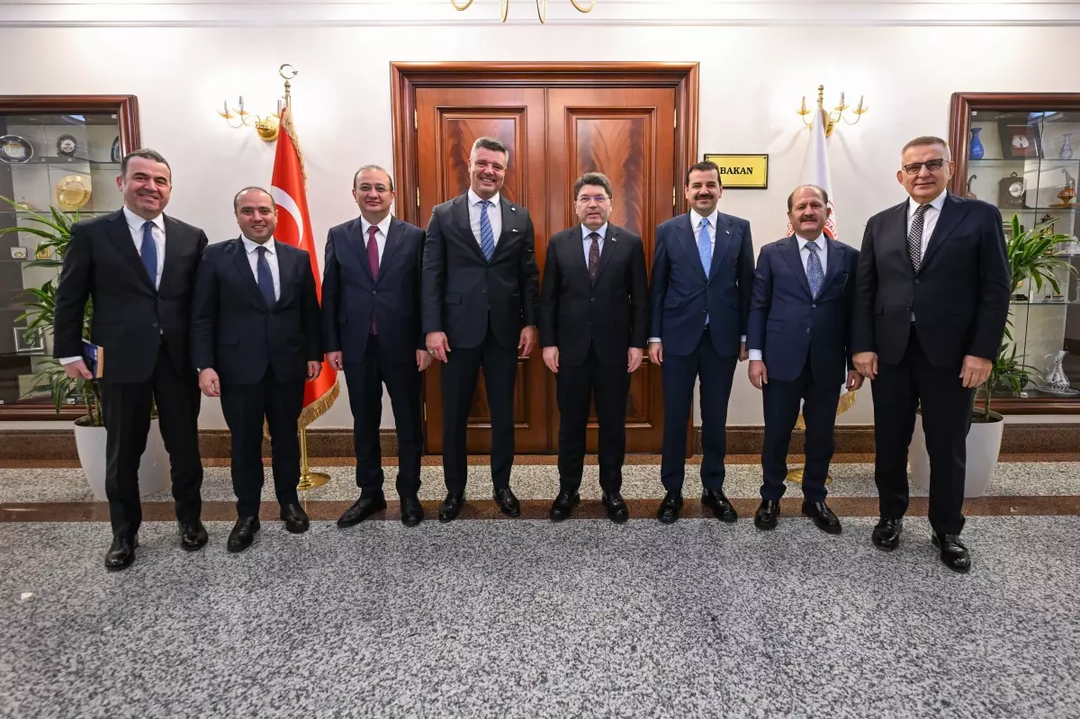 Bakan Tunç, Fenerbahçe Başkanı Saran ile Buluştu