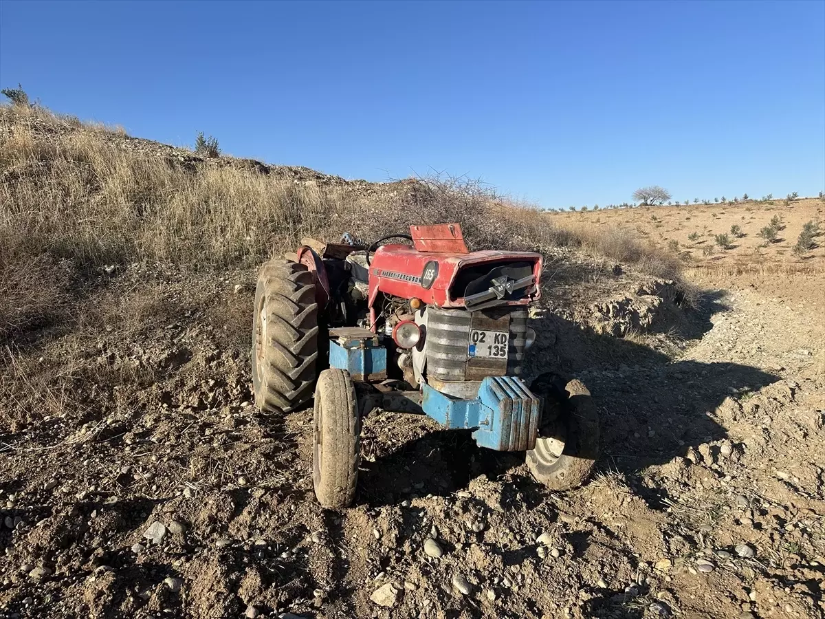 Kahta\'da Traktör Devrildi: Sürücü Hayatını Kaybetti