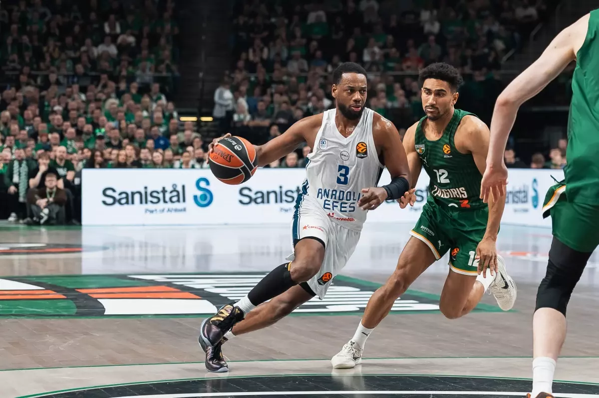 Anadolu Efes Zalgiris\'i Farkla Yendi