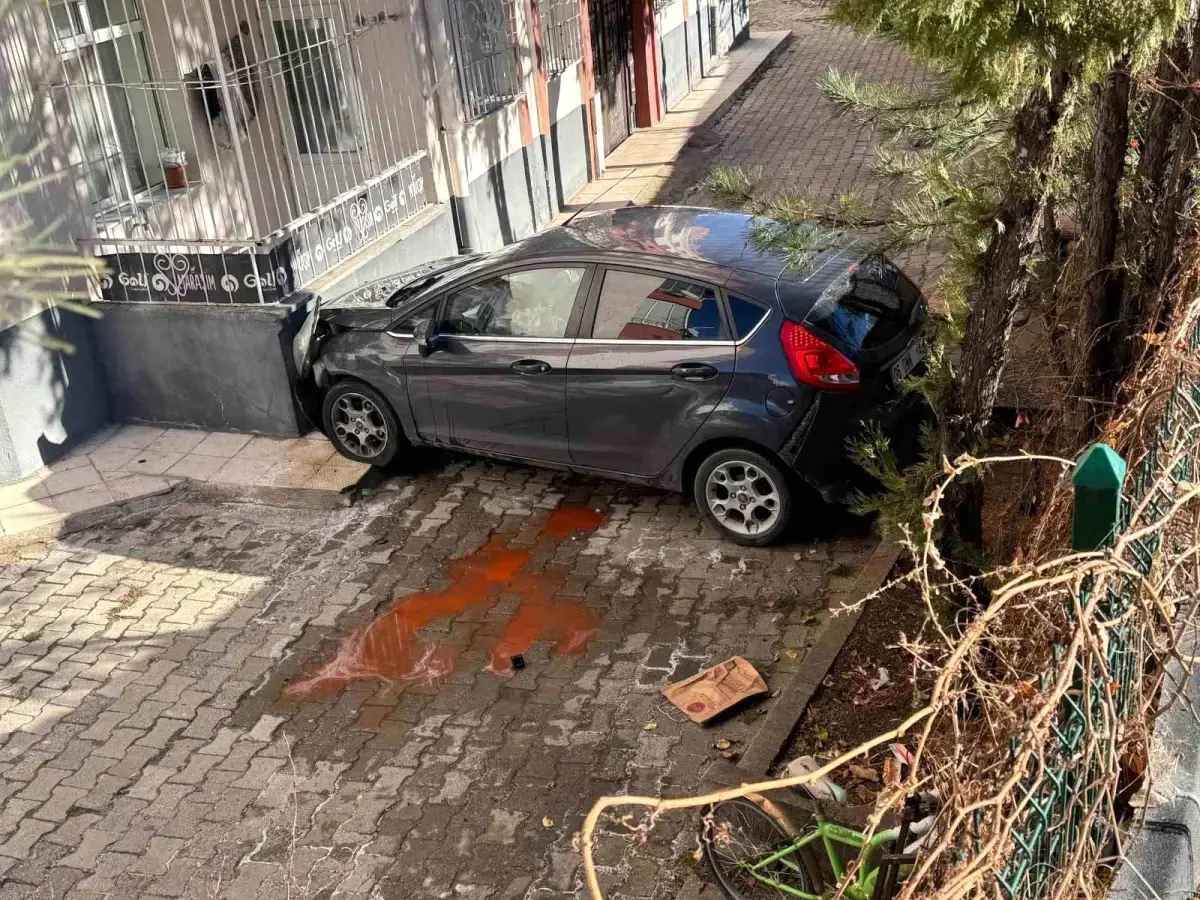 Yozgat\'ta Otomobil Apartman Bahçesine Düştü