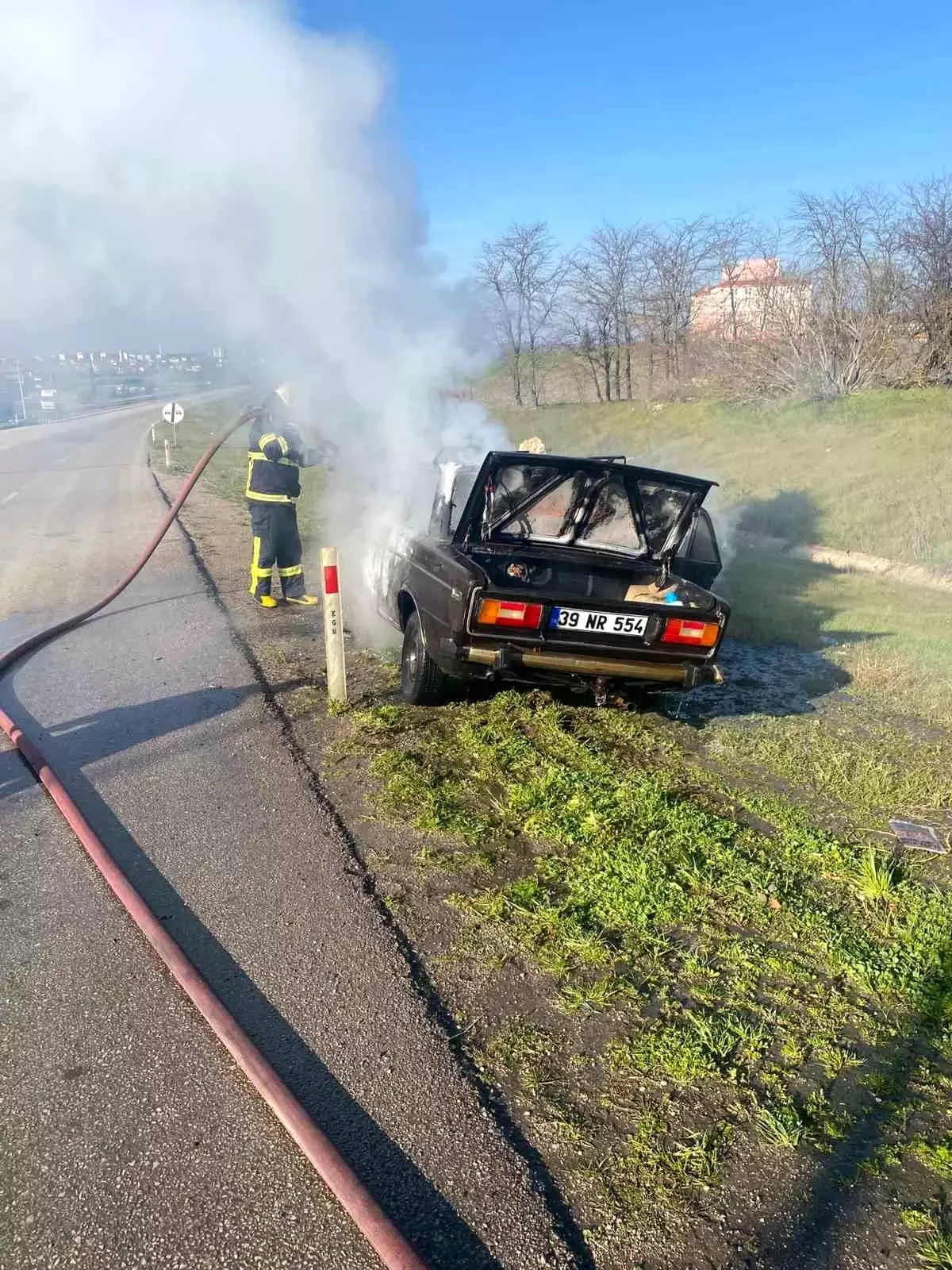 Babaeski\'de seyir halindeki otomobil alev aldı