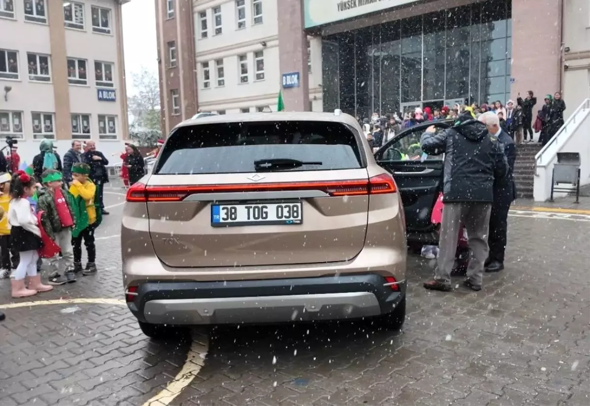 Başkan Büyükkılıç\'ın Togg\'u, Yerli Malı Haftası\'nda öğrencilerle buluştu