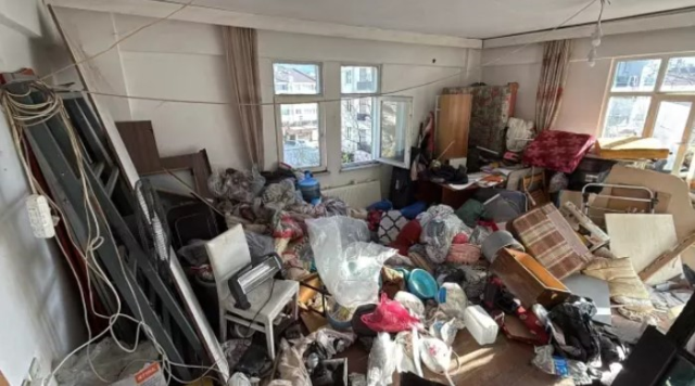 Çöp evden çıkanlar ağızları açık bıraktı Çöp evden çıkanlar ağızları açık bıraktı