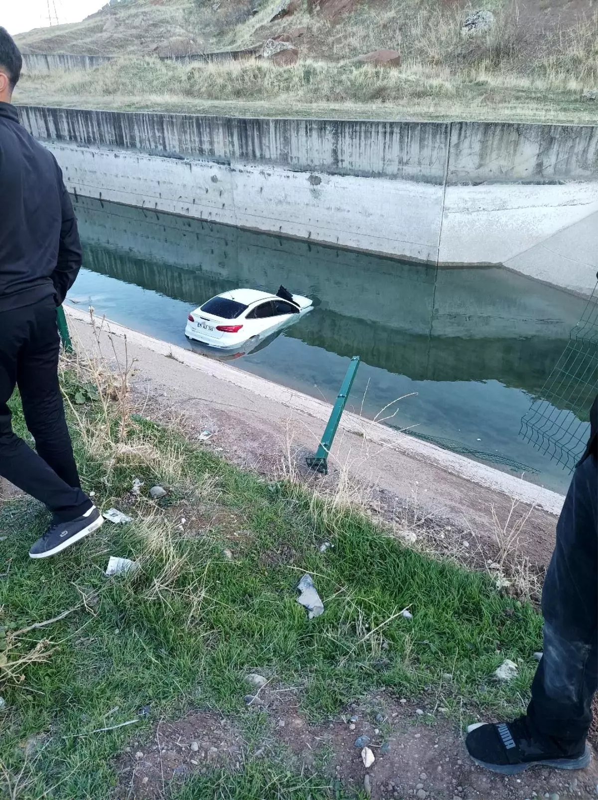 Diyarbakır\'da Otomobil Su Kanalına Uçtu