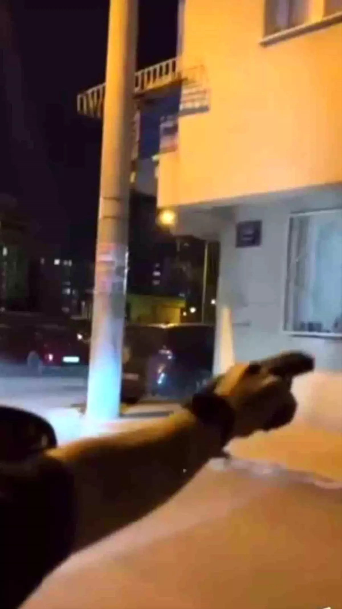 İzmir\'de Otomobilden Ateş Açan Şahıs Yakalandı