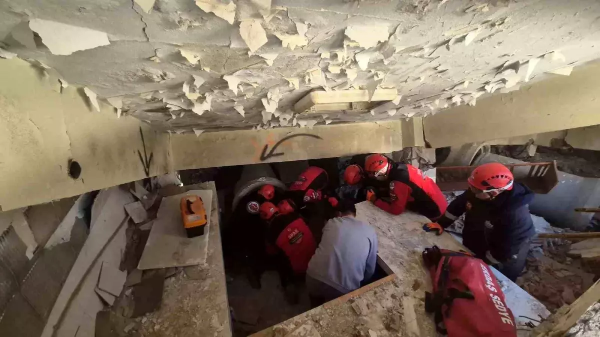 Enkazda yaralı aradılar: Tekirdağ\'da deprem tatbikatı