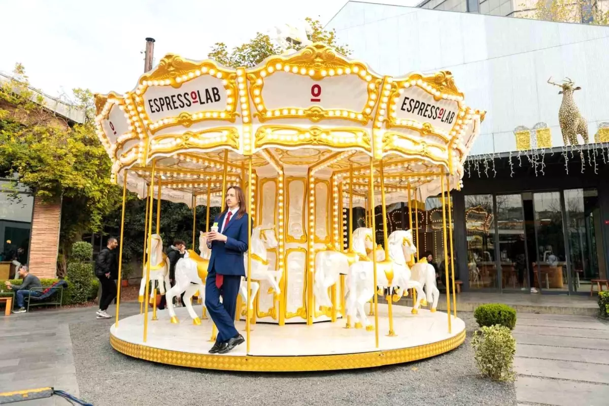 Tommy Cash İstanbul\'da Flashmob Performansı Sergiledi