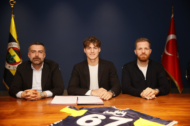 Fenerbahçe'de iki imza birden Fenerbahçe'de iki imza birden