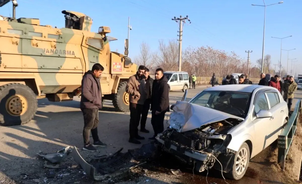 Iğdır\'da Kaza: Otomobil ve Kamyon Kafa Kafaya Çarpıştı