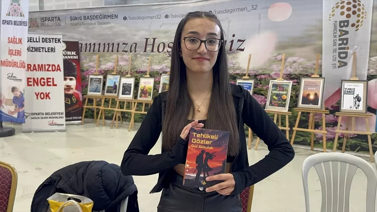 Genç Yazar Gaye Gül Akkulak Kitap Fuarında