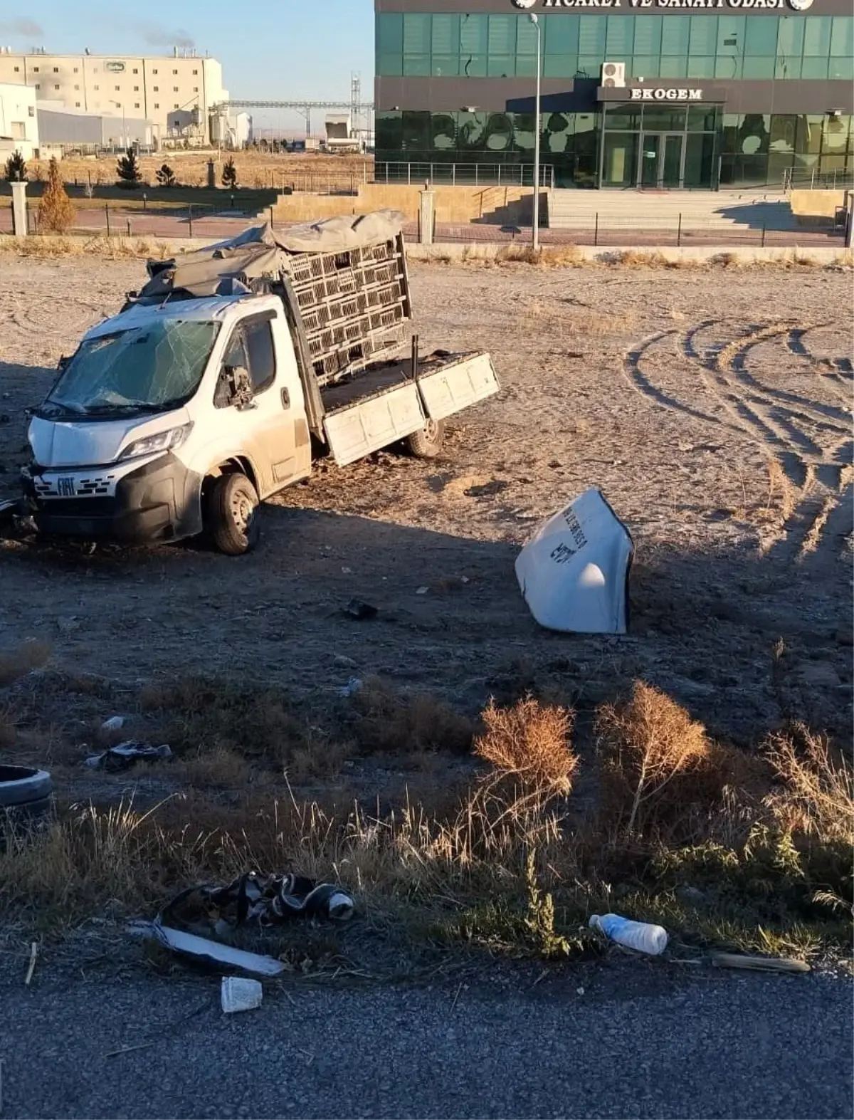 Karapınar\'da Kamyonet Devrildi, Sürücü Yaralandı