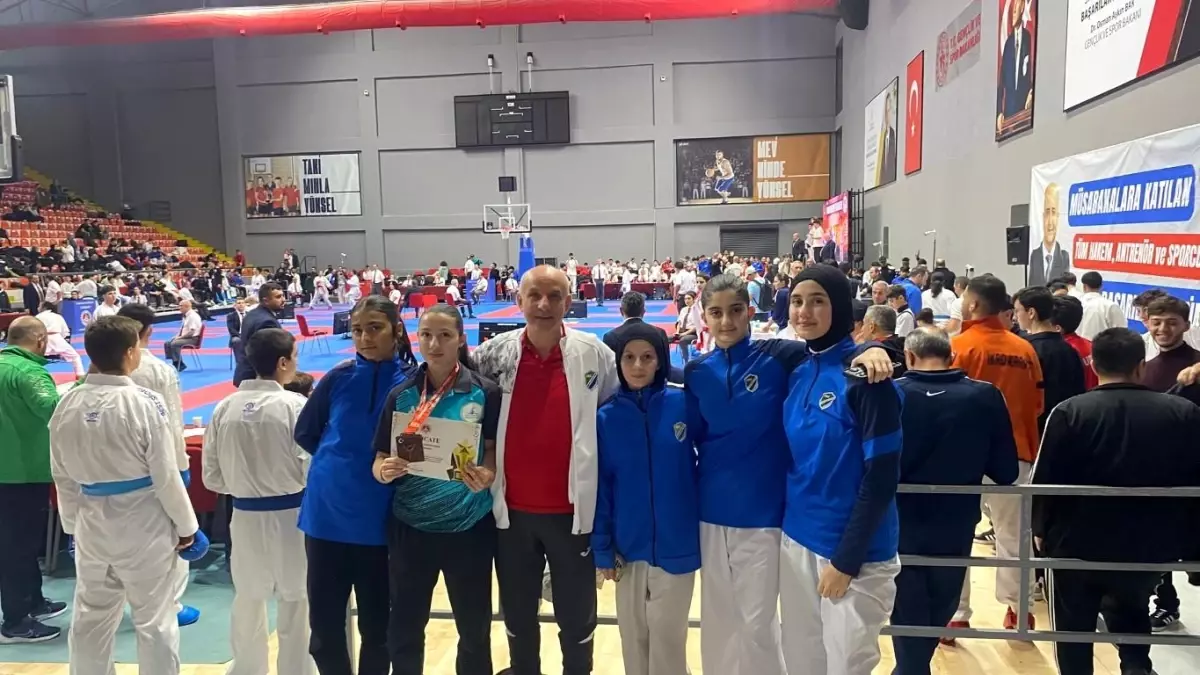 Kartepeli karateciler İstanbul\'da kürsüye çıktı