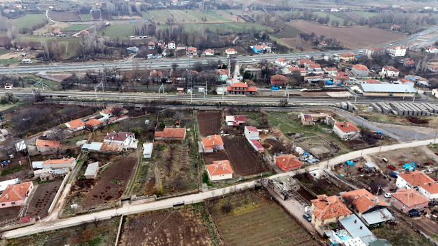 Kemal Sunal'ın filmi gerçek oldu! Gece yarısı çekilen tel örgüye mahalleli isyan etti Kemal Sunal'ın filmi gerçek oldu! Gece yarısı çekilen tel örgüye mahalleli isyan etti