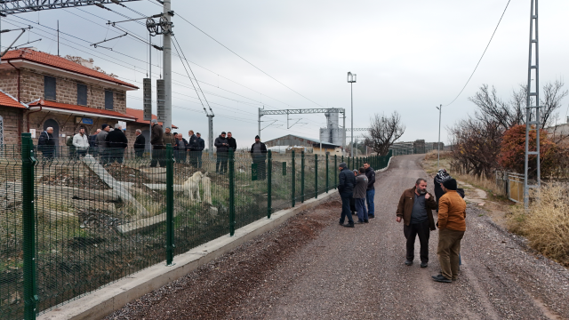 Kemal Sunal'ın filmi gerçek oldu! Gece yarısı çekilen tel örgüye mahalleli isyan etti Kemal Sunal'ın filmi gerçek oldu! Gece yarısı çekilen tel örgüye mahalleli isyan etti