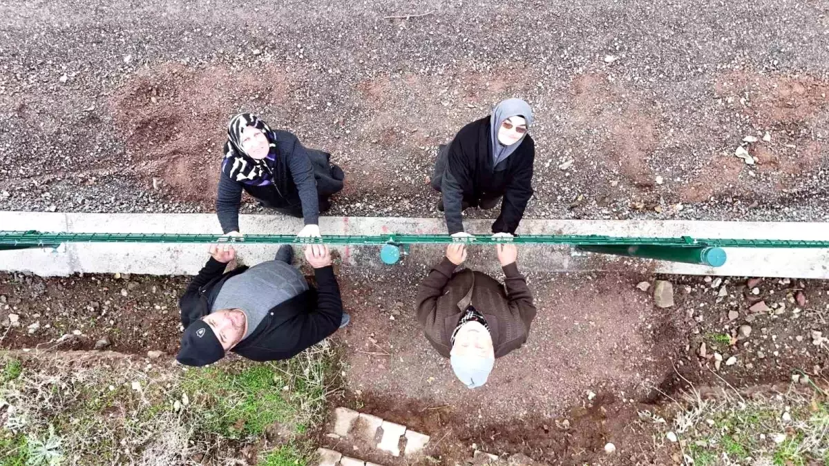 Kemal Sunal\'ın filmi gerçek oldu! Gece yarısı çekilen tel örgüye mahalleli isyan etti