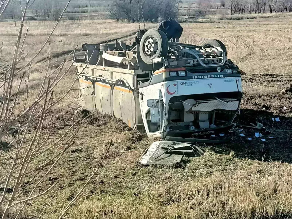 Isparta\'da Kamyon Takla Attı: Sürücü Yaralandı