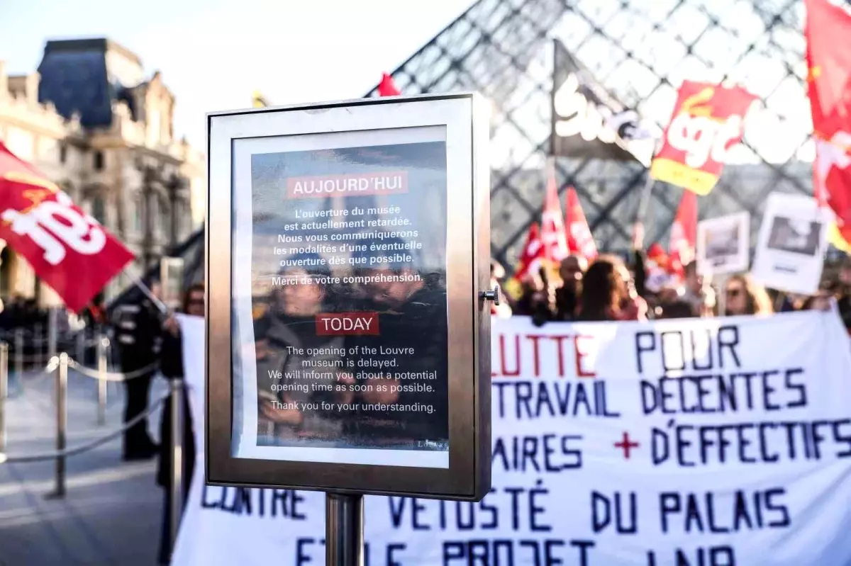 Louvre Müzesi\'nde Grev Uzatıldı