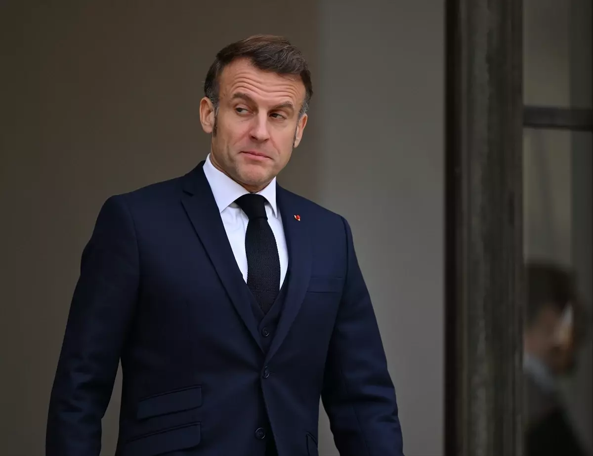 Macron'dan Sosyal Medya Uyarısı