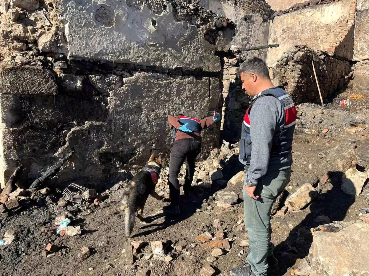 Manisa\'da 5 evin kül olduğu yangında ölen kadının cenazesine ulaşıldı