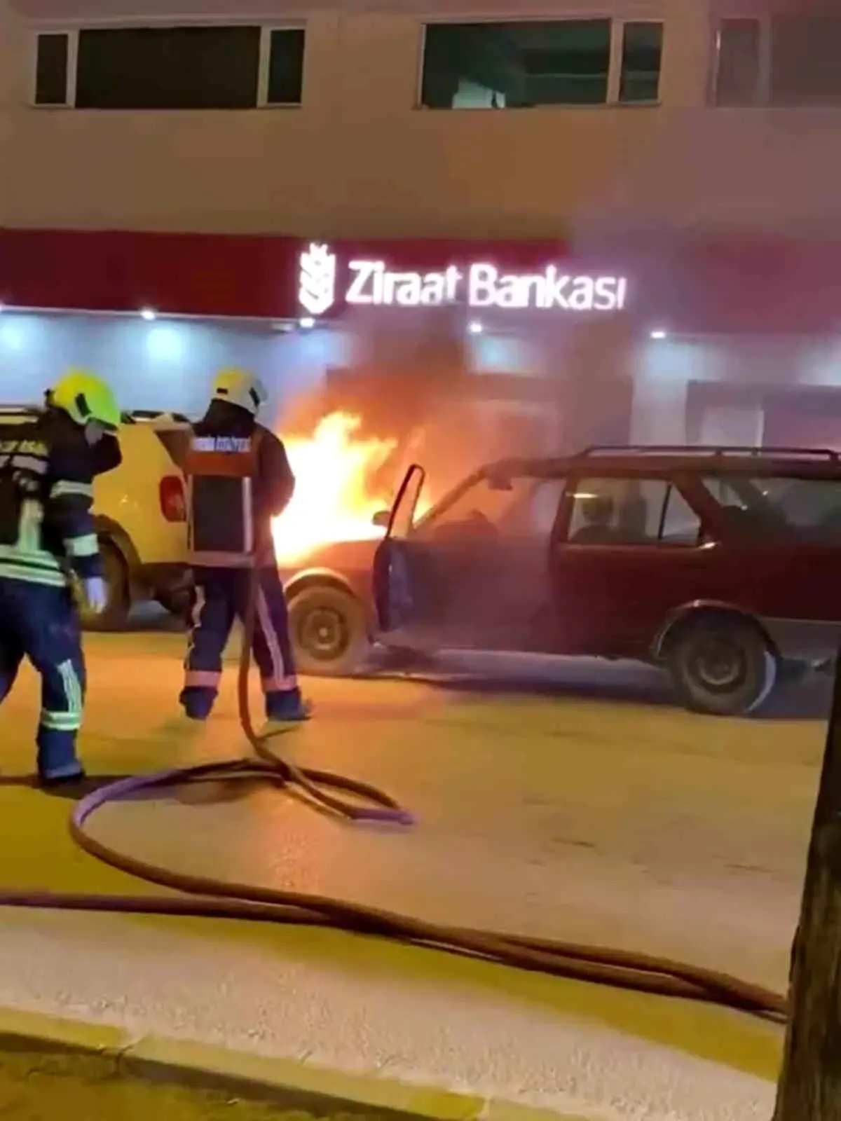 Mersin\'de Park Halindeki Araç Yandı