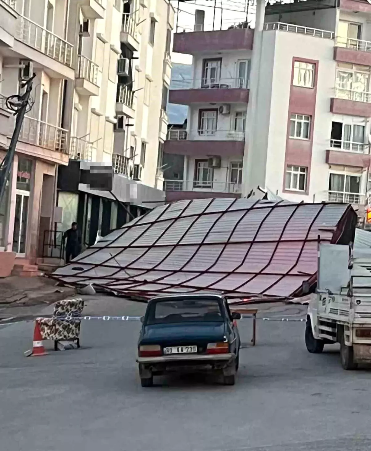 Mersin\'de Fırtına Çatıyı Uçurdu