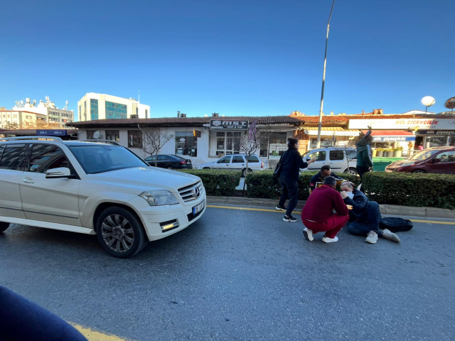 Muğla Büyükşehir Belediye Başkanı Ahmet Aras'ın Danışmanı Saldırıya Uğradı: 4 Gözaltı Muğla Büyükşehir Belediye Başkanı Ahmet Aras'ın Danışmanı Saldırıya Uğradı: 4 Gözaltı