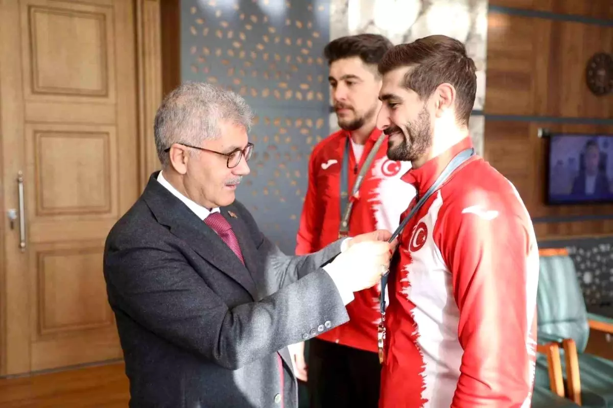 Niğdeli Güreşçilerden Bronz Madalya