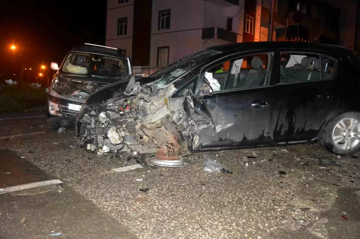 Ordu\'da hafif ticari araç ile otomobil kafa kafaya çarpıştı: 1 ölü, 4 yaralı