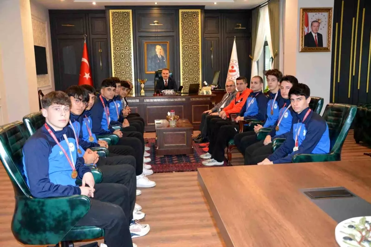 Şampiyon Voleybol Takımı\'ndan Kaymakam\'a Ziyaret