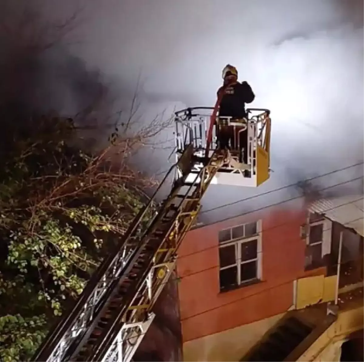 Samsun\'da iki katlı evde yangın: 1 ölü