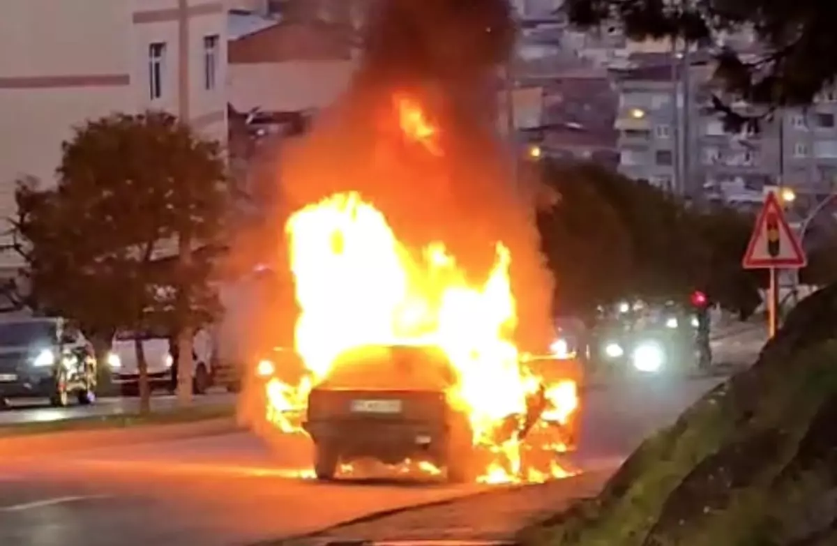 Seyir halindeki otomobil alev alev yandı