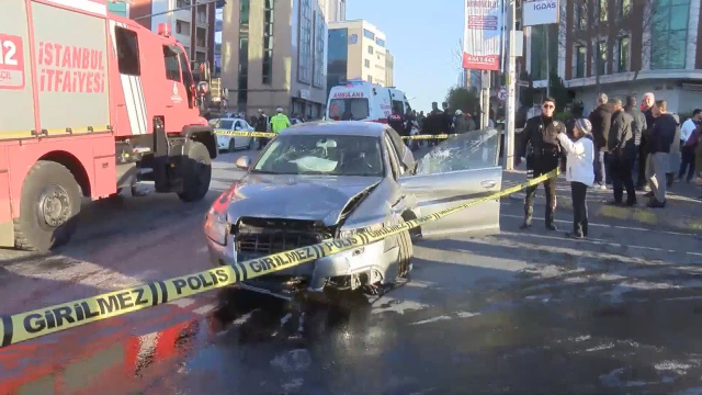 Şişli'de otomobil yayaların arasına daldı: 2 ölü, 6 yaralı Şişli'de otomobil yayaların arasına daldı: 2 ölü, 6 yaralı