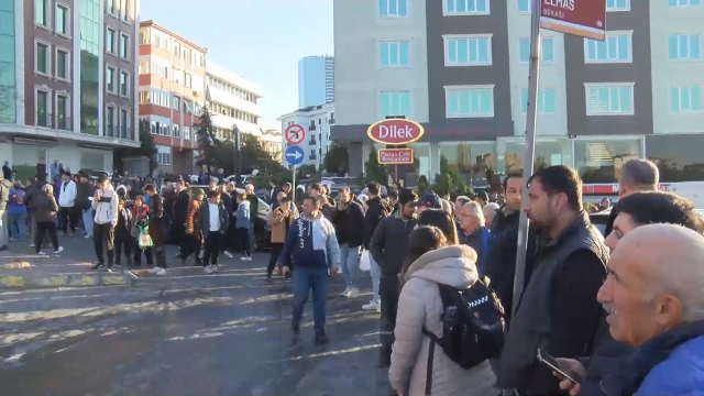 Şişli'de otomobil yayaların arasına daldı: 2 ölü, 6 yaralı Şişli'de otomobil yayaların arasına daldı: 2 ölü, 6 yaralı