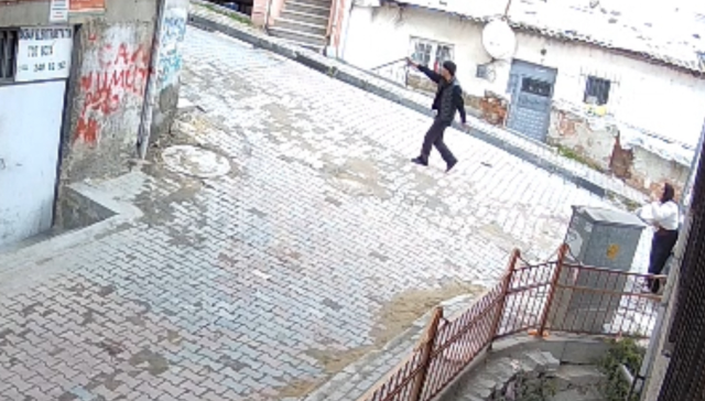 Sokak ortasında vahşet: Tecavüz etti, evlendik, şiddet başladı Sokak ortasında vahşet: Tecavüz etti, evlendik, şiddet başladı