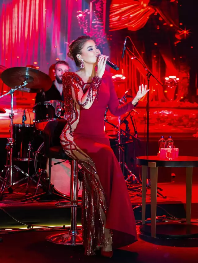 Tek gecede milyonlar! Ünlülerin yılbaşı sahne ücretleri dudak uçuklattı Tek gecede milyonlar! Ünlülerin yılbaşı sahne ücretleri dudak uçuklattı