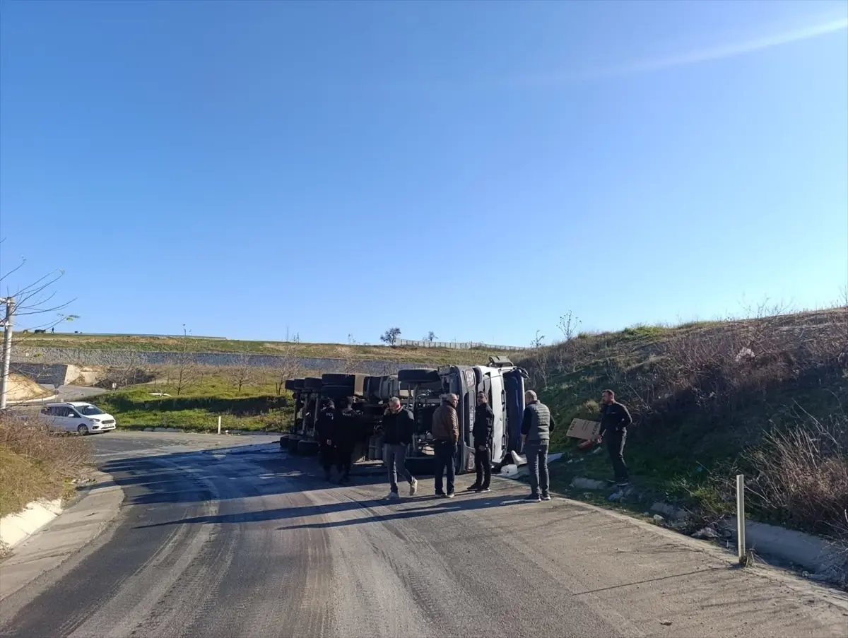 Çerkezköy\'de Beton Mikseri Devrildi