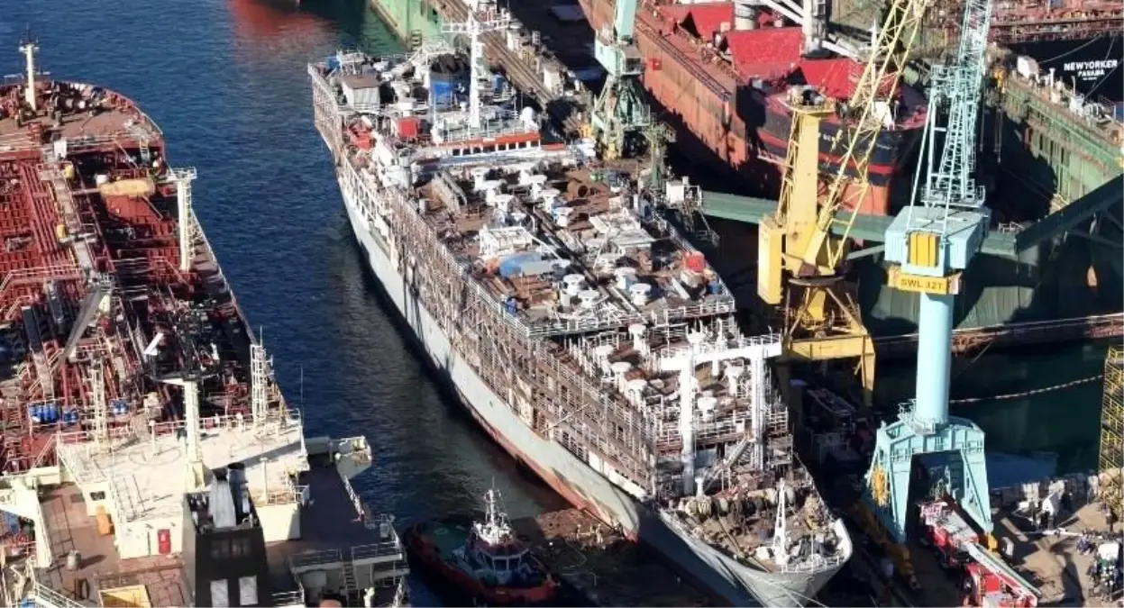 Tuzla Tersanesi\'nde Gemide Yangın Çıktı