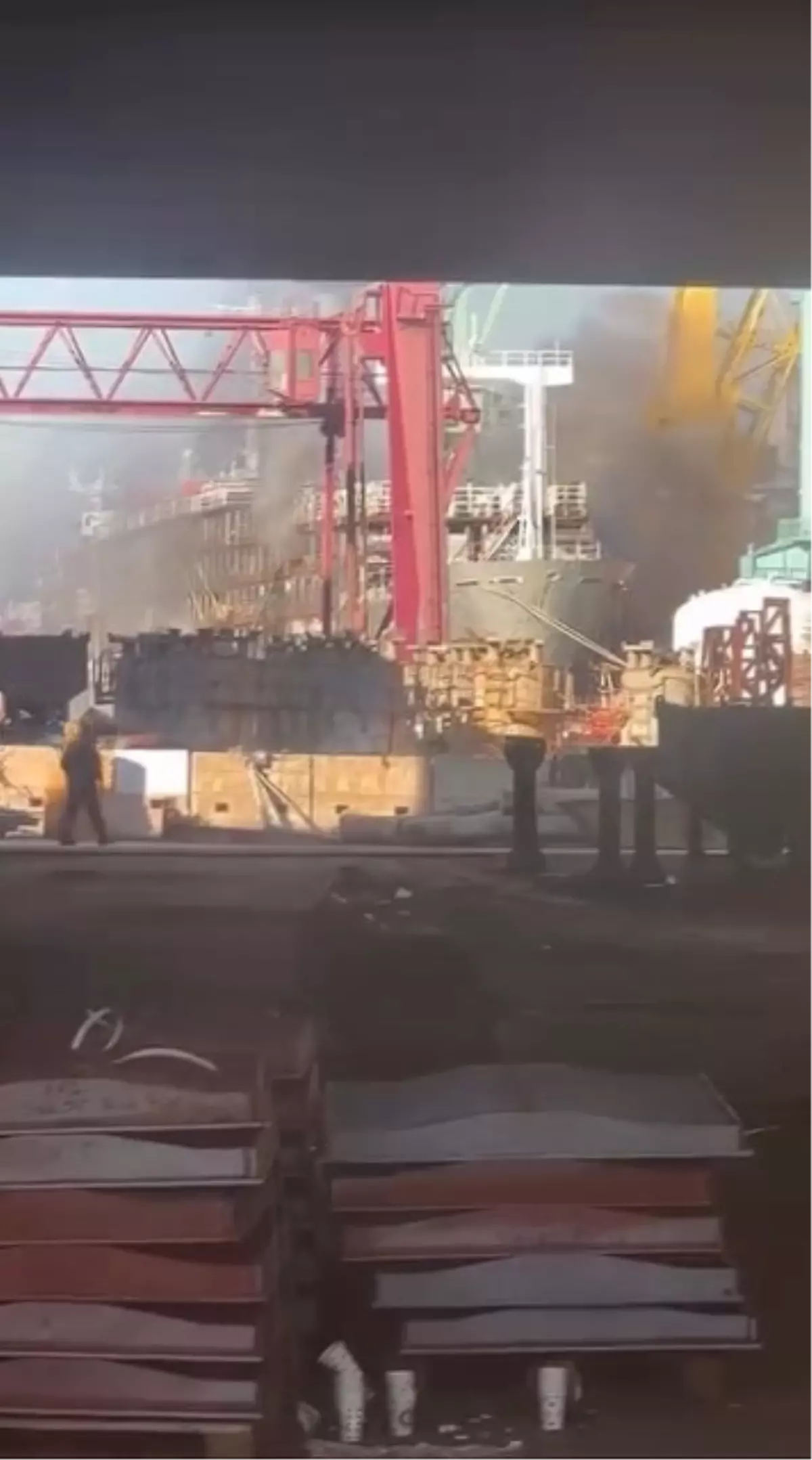 Tuzla Tersanesi'nde gemide yangın çıktı! Ekipler olay yerinde