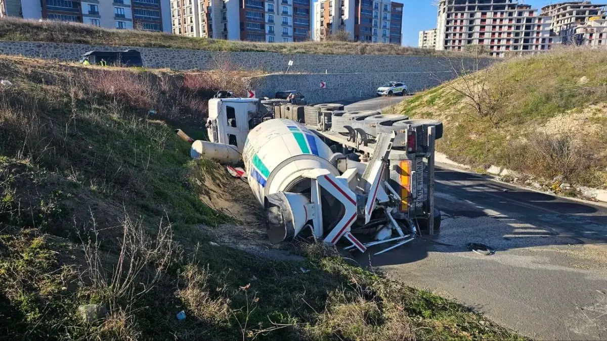 Çerkezköy\'de Beton Mikseri Devrildi