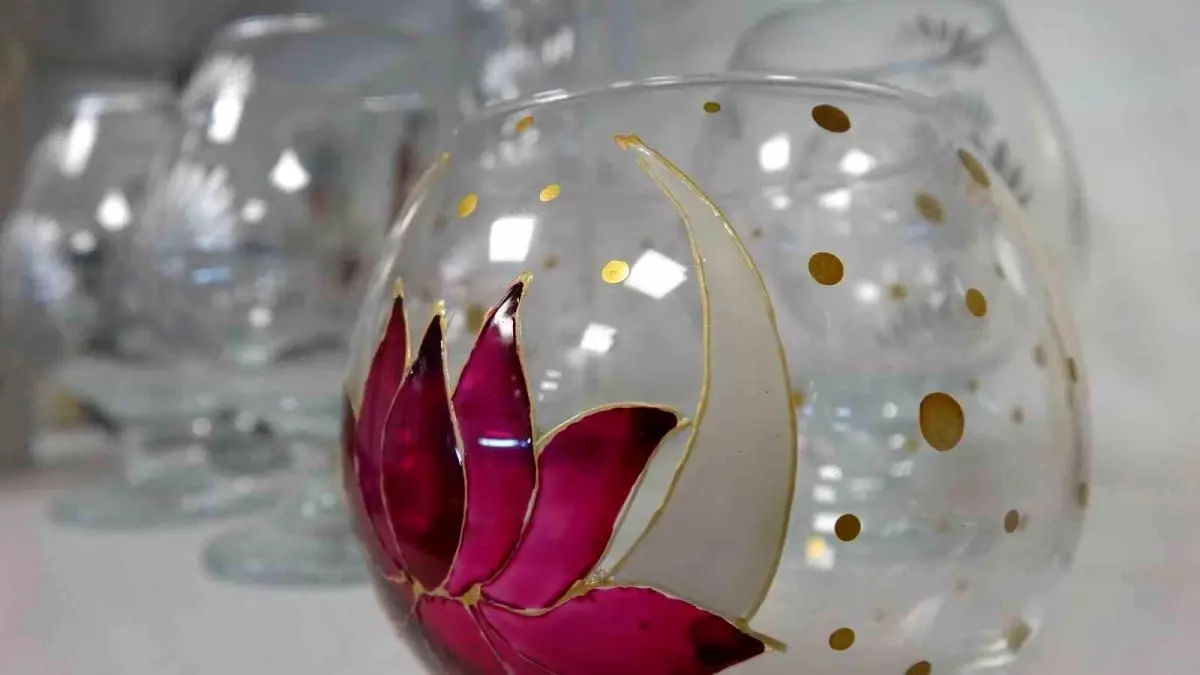 800 derece ateşle buluşan cam sanat eserine dönüşüyor